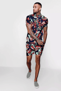 Printed or patterned short-sleeved shirts with shorts 